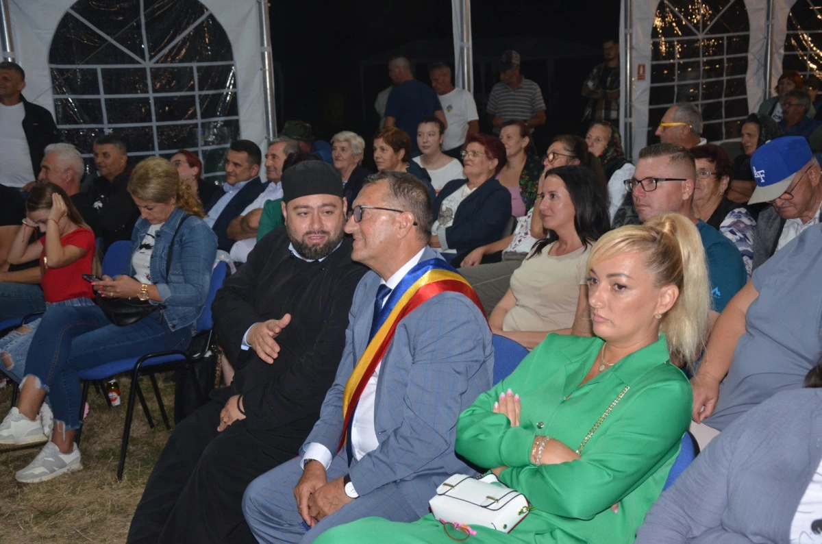 (FOTO) Tradițiile codrenești, celebrate la Hășmaș printr-un spectacol de excepție