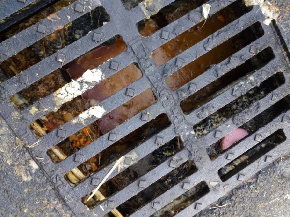 (FOTO) Uleiul ars folosit la Oktober BierFest, deversat în canalizare. A fost sesizată Garda de Mediu