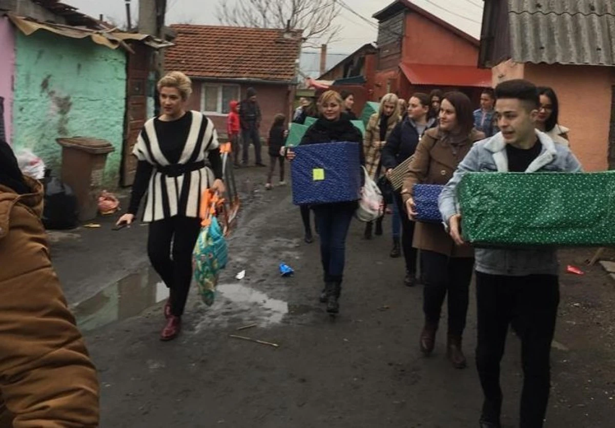 (FOTO) Un altfel de ”Valentine’s Day”. Studenții arădeni au adus din nou bucurie unei familii defavorizate