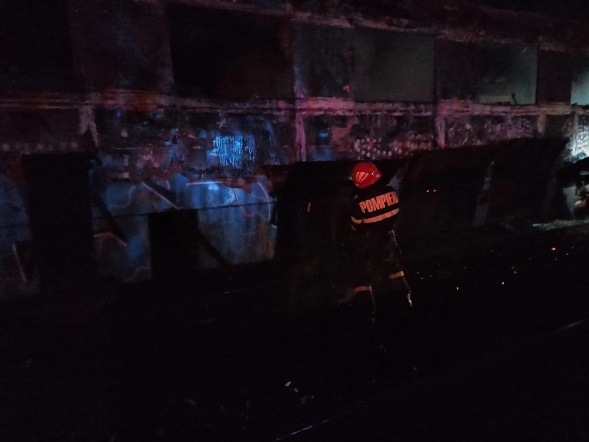 (FOTO) Un tren Regio a ars, în această dimineață, între localitățile Sântana și Zimand