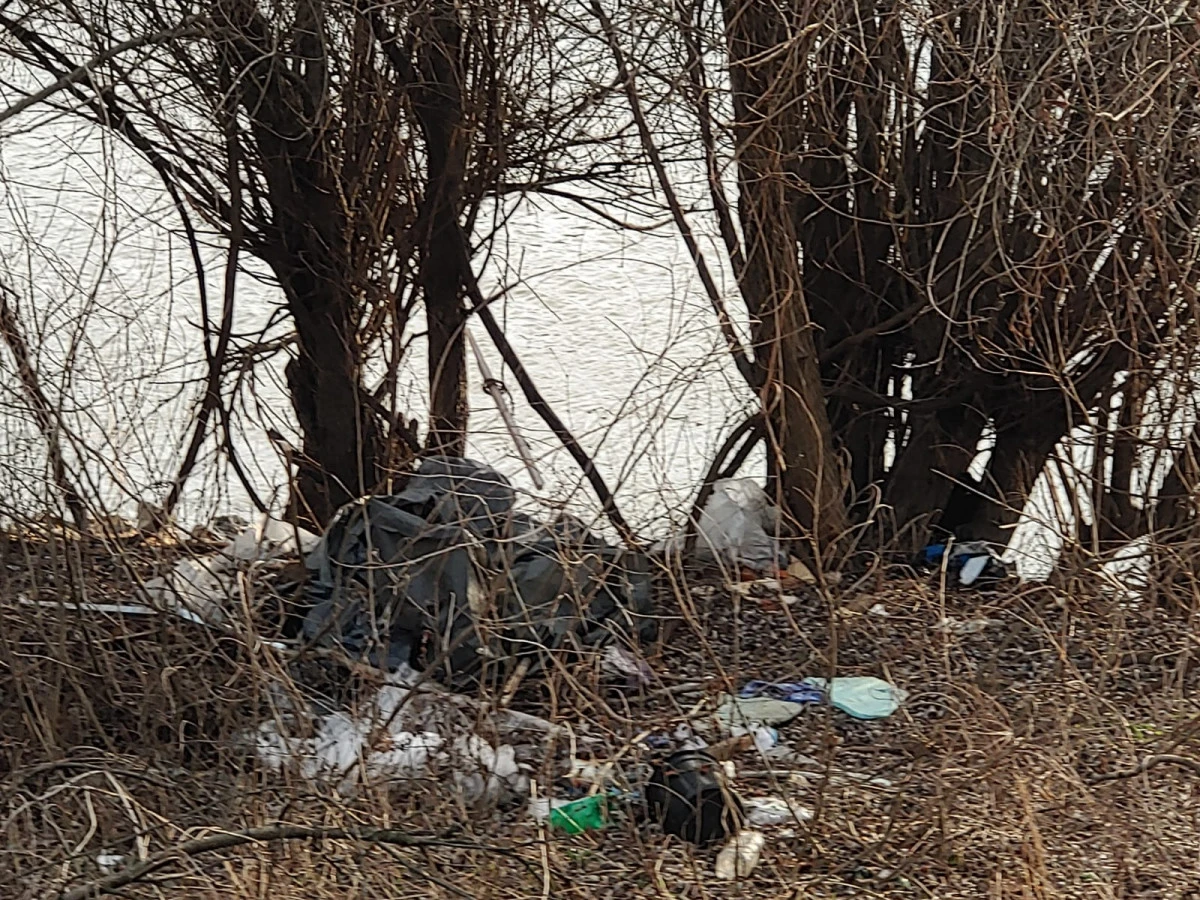 (FOTO) Unde e curățenia de primăvară? Mizerie de nedescris pe malul Mureșului, la un pas de centrul Aradului