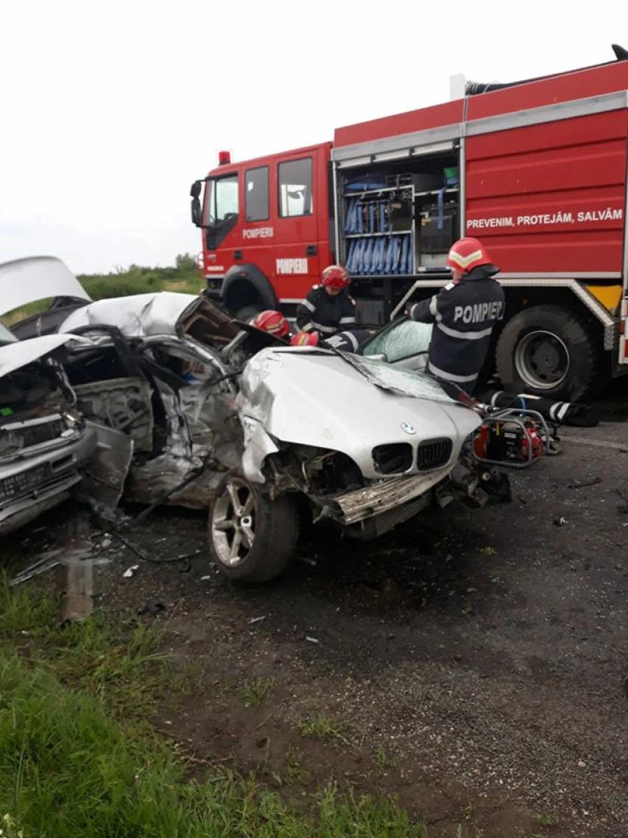 (FOTO) UPDATE: Șoferul care a produs accidentul a decedat. Accident cu cinci victime, dintre care patru în stare gravă, la Ineu