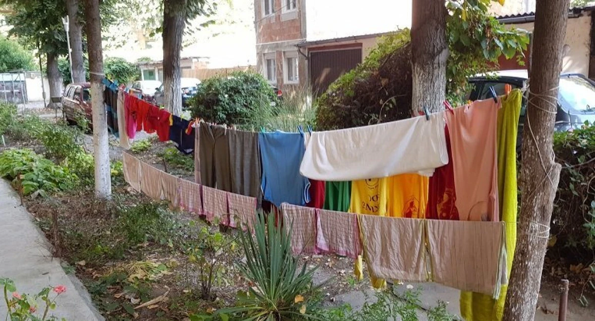 (FOTO) Uscatul hainelor la vedere, la mare modă în centrul Aradului