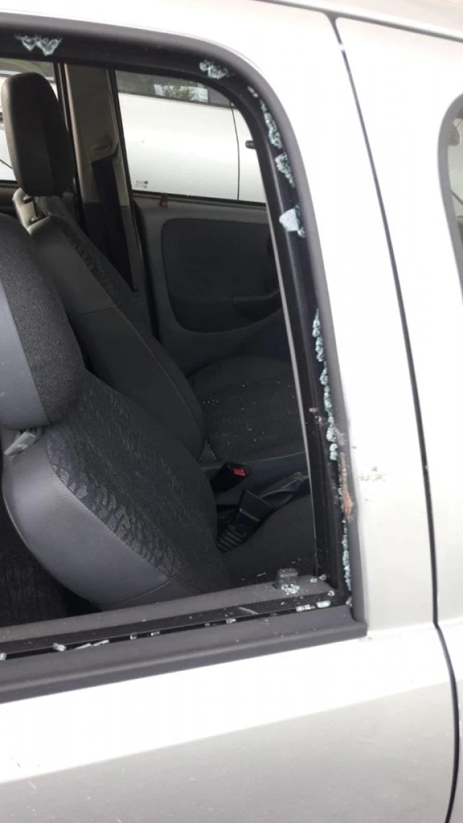 (FOTO) Valul de spargeri de autoturisme continuă. Hoții au mai făcut o victimă în Arad