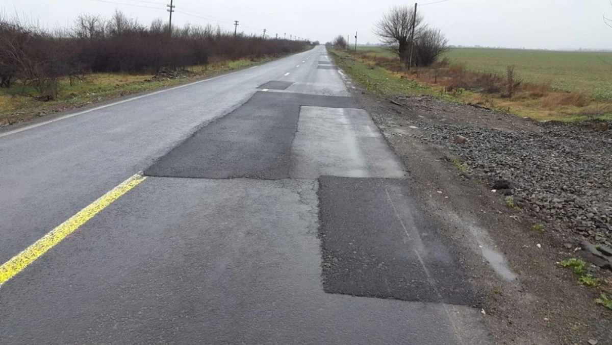 (FOTO) ZECI DE CARPELI PE DRUMUL ARAD - FELNAC, ASFALTAT ACUM PATRU LUNI. LUCRARILE S-AU OPRIT DIN NOIEMBRIE