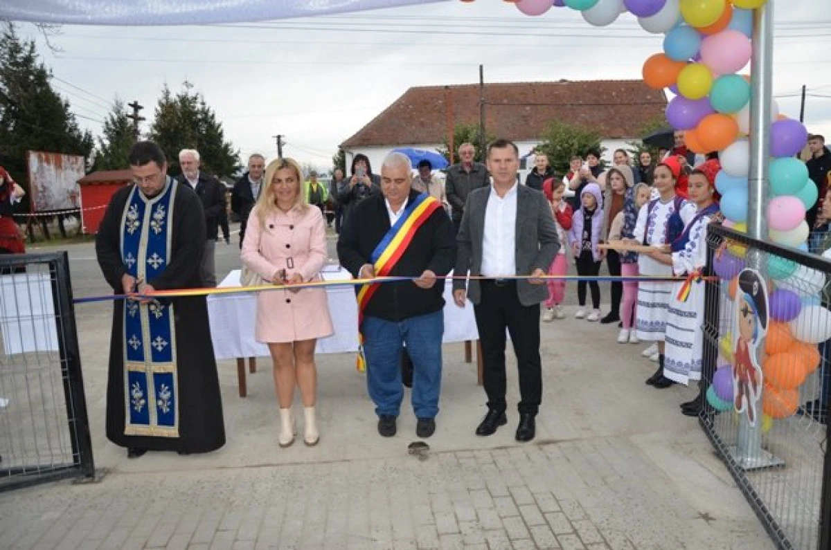 (FOTO) Zi de sărbătoare pentru copiii din Almaș, la inaugurarea noului parc