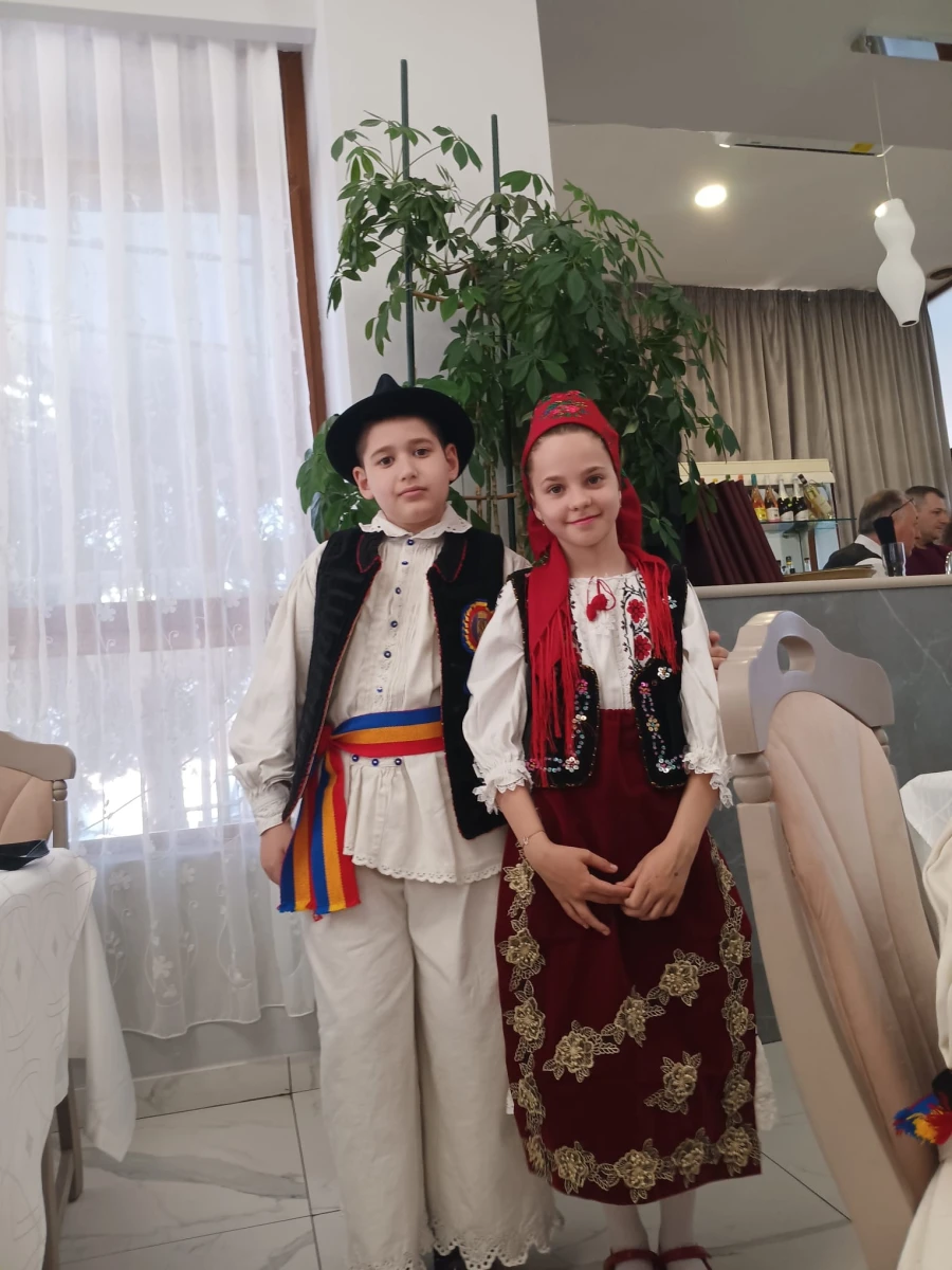 (FOTO+VIDEO) Un sat mic, o tradiție vie: copiii din Măgulicea duc mai departe folclorul
