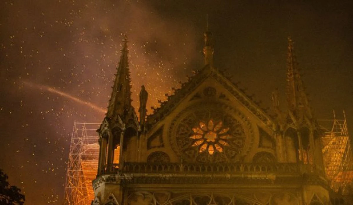 Francezii au început să îndepărteze plumbul din zona catedralei Notre-Dame