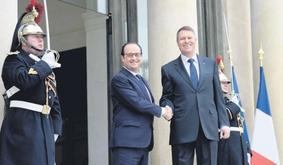 FRANCOIS HOLLANDE, PRIMIT CU ONORURI MILITARE LA COTROCENI
