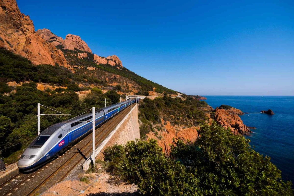 Franța va investi două miliarde euro într-un nou tronson de linie feroviară de mare viteză