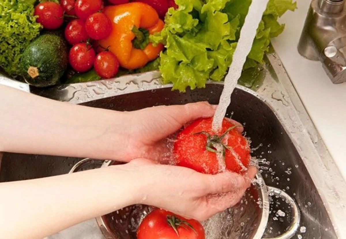 Fructe şi legume pe care să nu le mănânci niciodată fără să le speli înainte