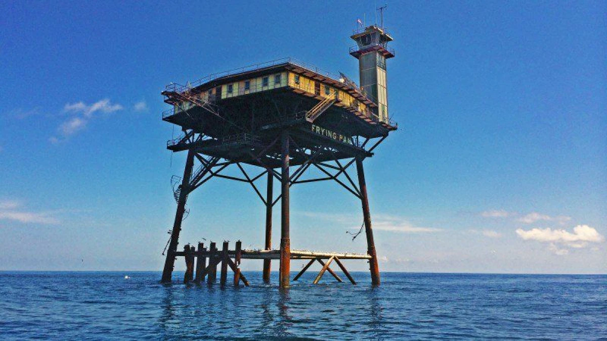 FRYING PAN TOWER, UN FOST FAR AL GARZII DE COASTA, CEL MAI PERICULOS HOTEL DIN LUME