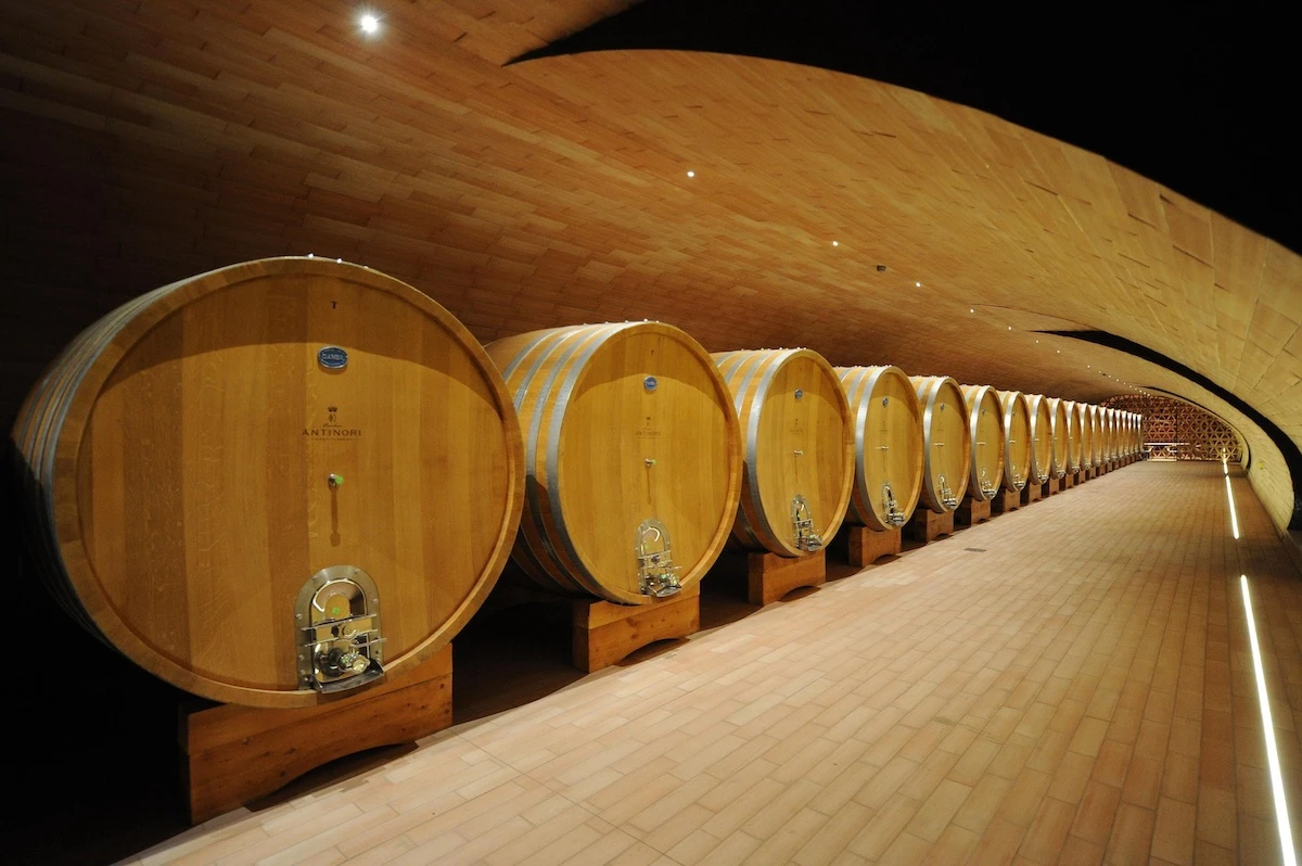Furt de cinci milioane de euro în Italia: 30.000 de sticle de vin, furate dintr-un depozit din Toscana