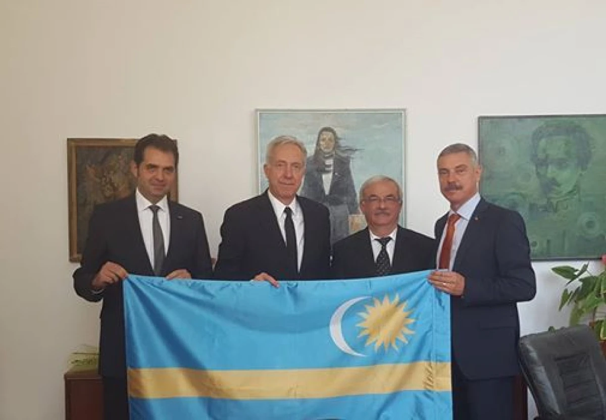 GAFĂ SAU SFIDARE ? AMBASADORUL SUA S-A FOTOGRAFIAT CU STEAGUL SECUIESC