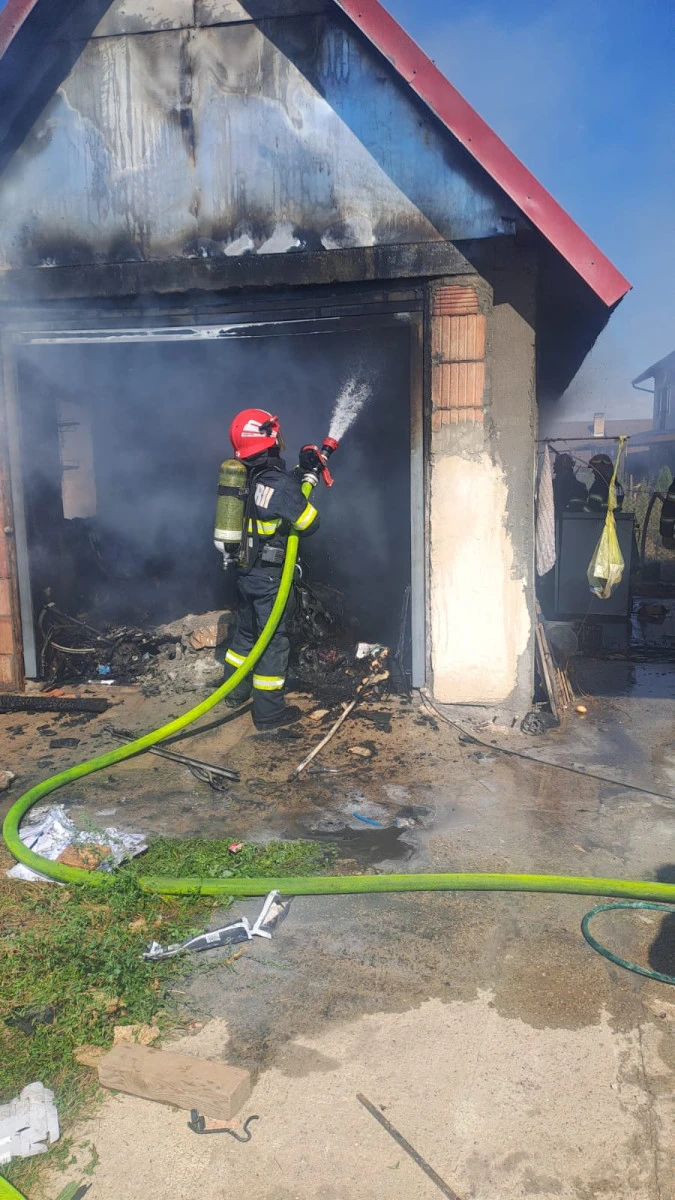 Garaj mistuit de flăcări la Zădăreni! Pompierii au reușit să salveze locuința din apropiere