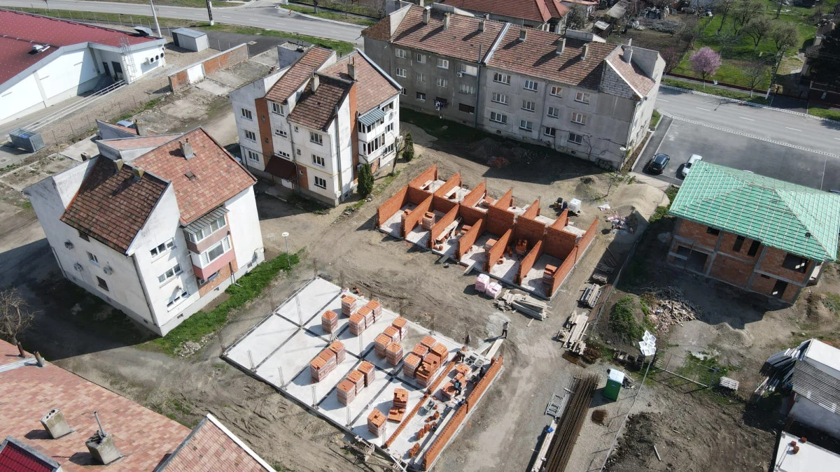 Garaje noi și spații verzi pentru locuitorii orașului Pecica