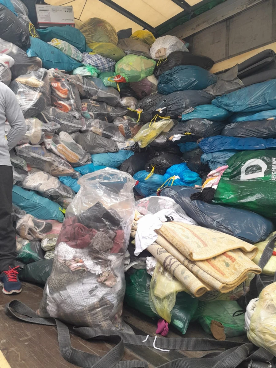 Garda de Mediu a confiscat 17 tone de haine vechi, în urma unei sesizări făcute de Protecția Consumatorilor Arad