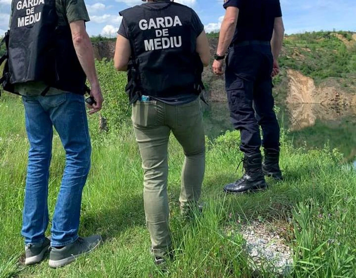 Garda de Mediu Arad a descoperit cantităţi mari de gunoaie, abandonate lângă aria protejată Pădurea Ceala