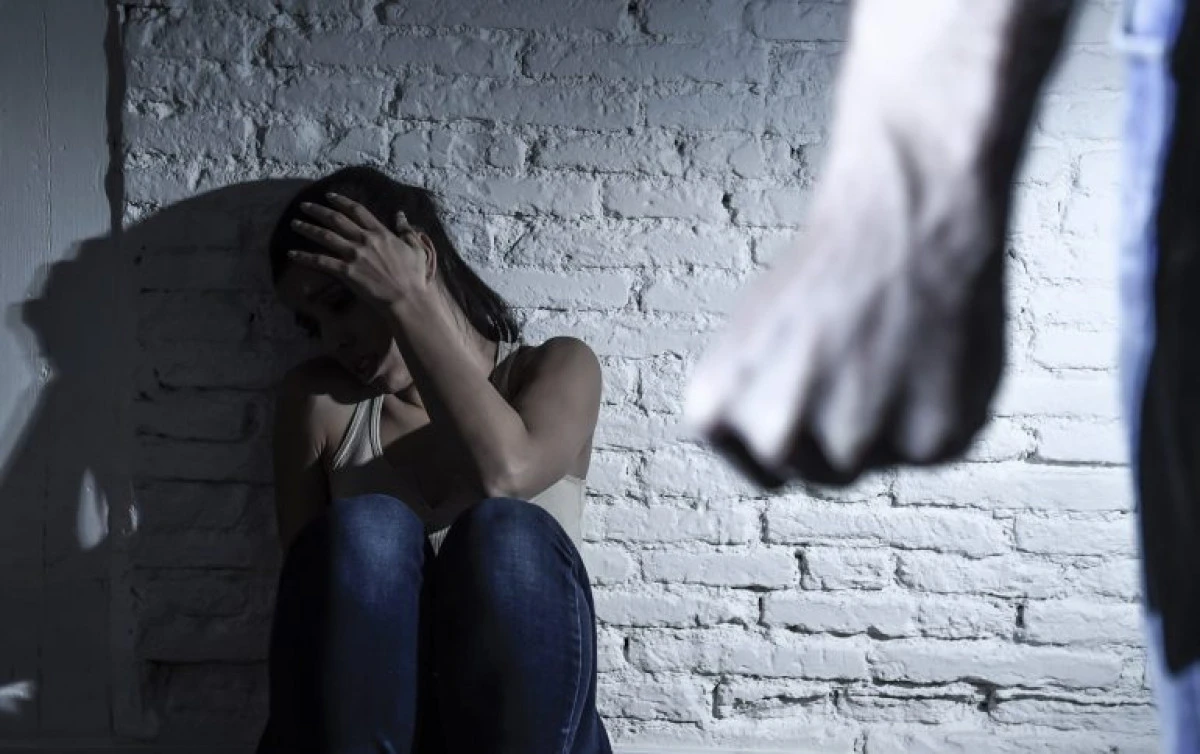 Gelos la 19 ani, și-a bătut crunt concubina