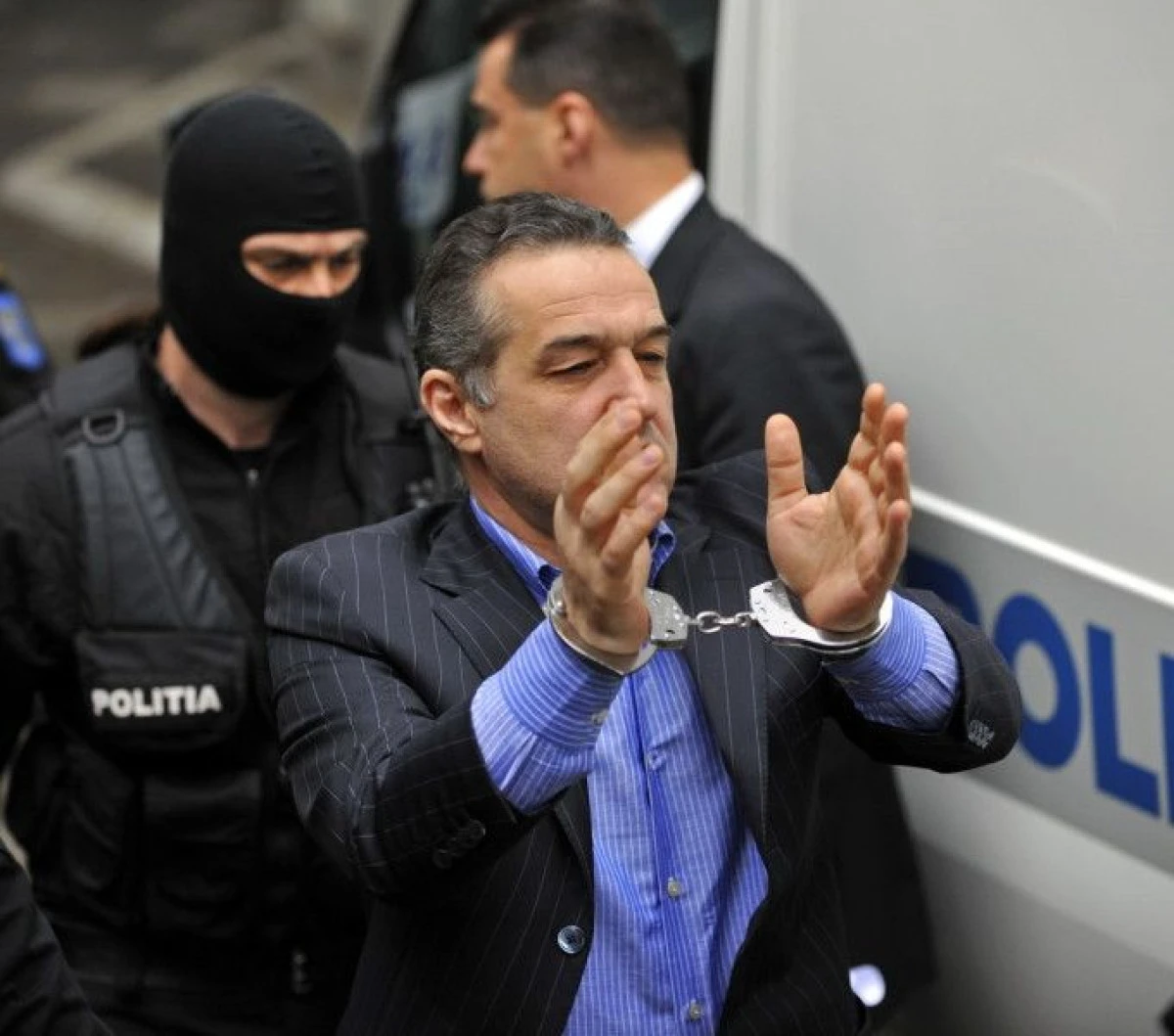 GIGI BECALI ARE DIN NOU DREPTUL DE A PRIMI VIZITE SI PACHETE
