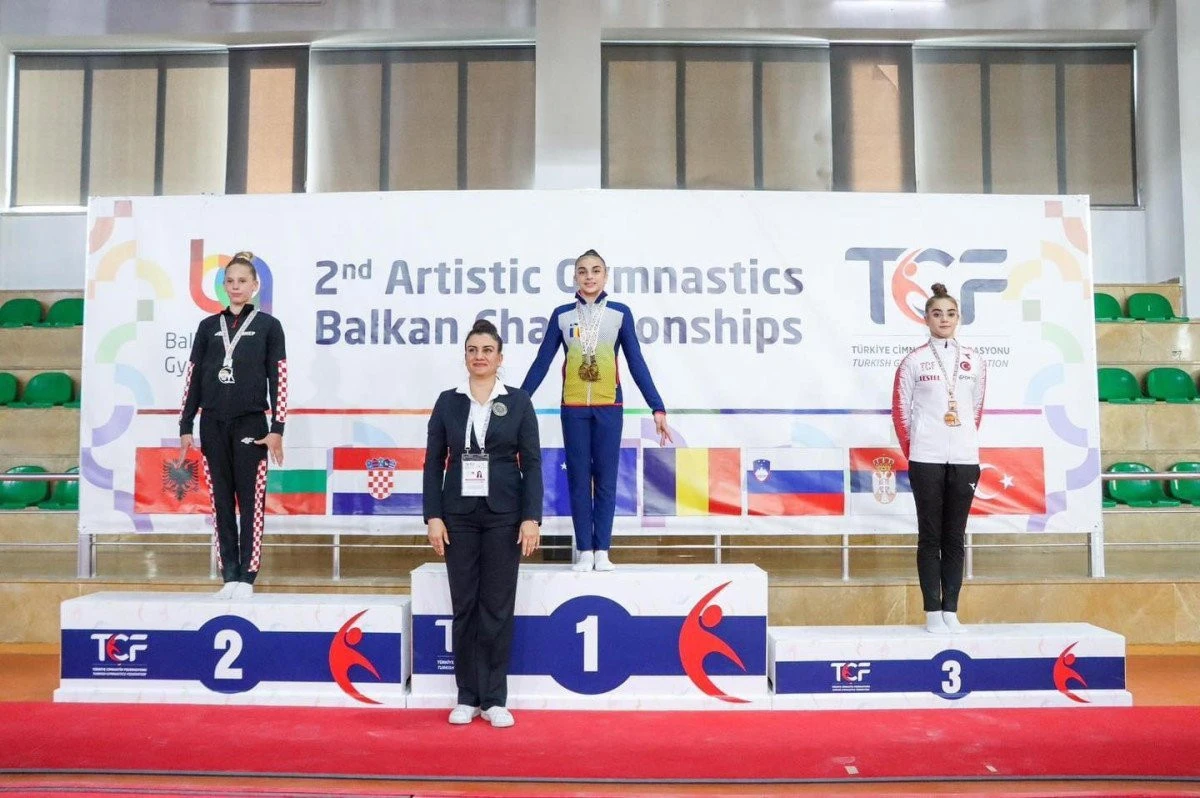 Gimnasta arădeană Marcela Cercea este triplă campioană balcanică de junioare!