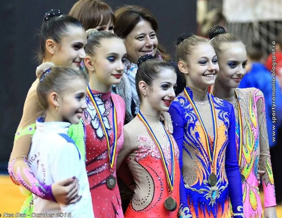 GIMNASTELE AU IMPRESIONAT PE COVORUL RITMICII, IN SERBIA SI SLOVACIA