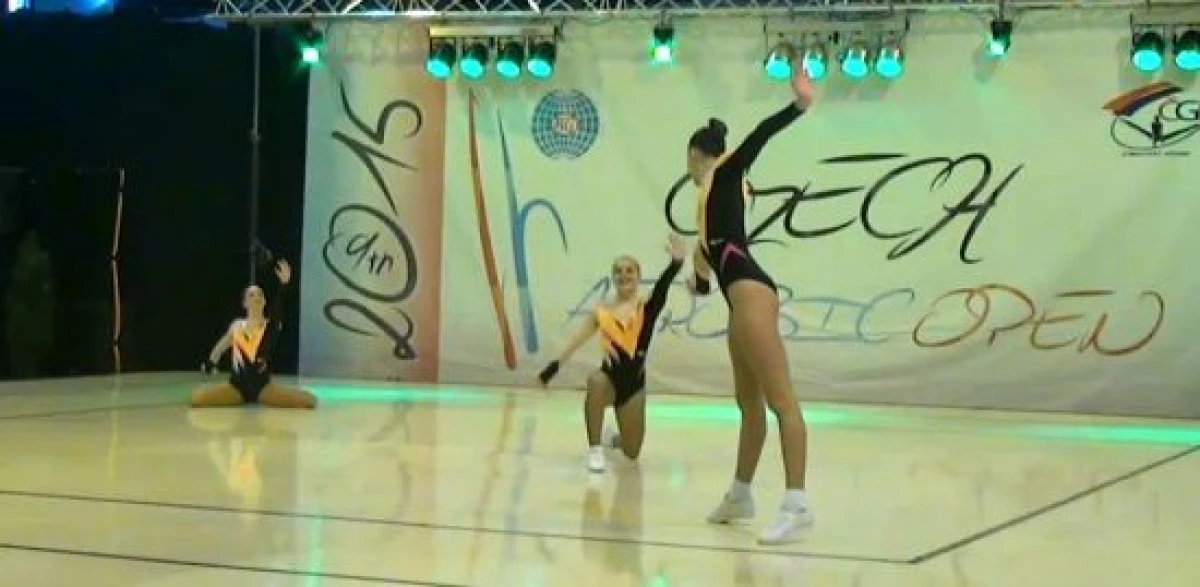 GIMNASTICA AEROBICA RAMANE IN TOP! MEDALII LA OPENUL CEHIEI PENTRU CSU ARAD SI URANIA