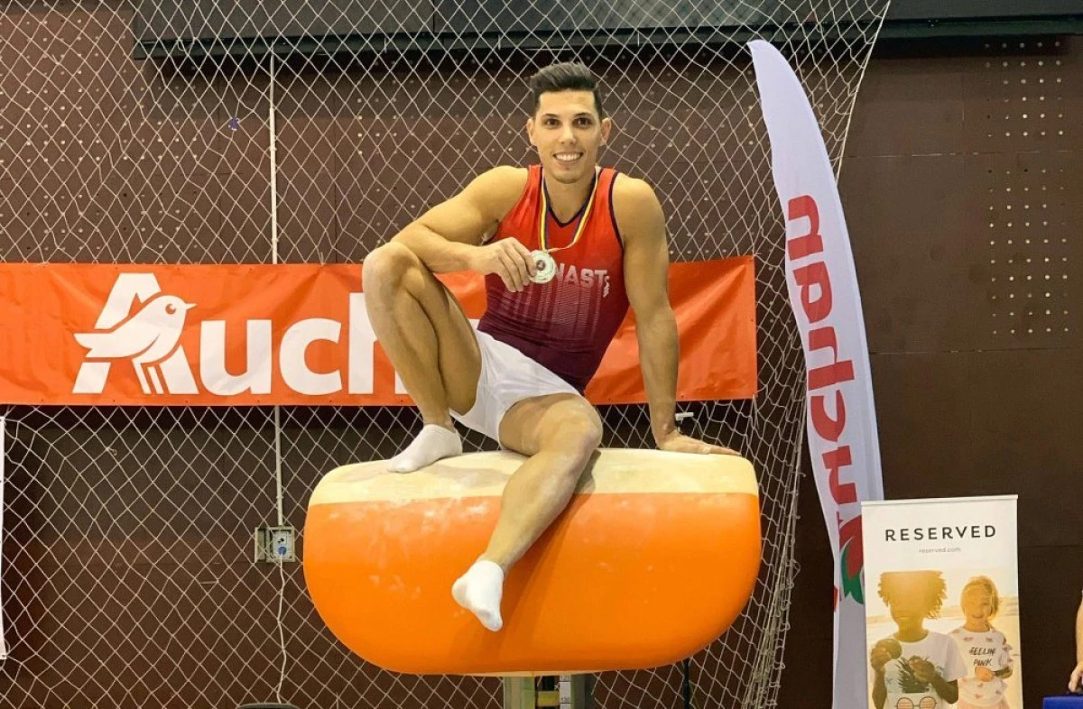 Gimnastul Adelin Kotrong e vicecampion naţional la sărituri