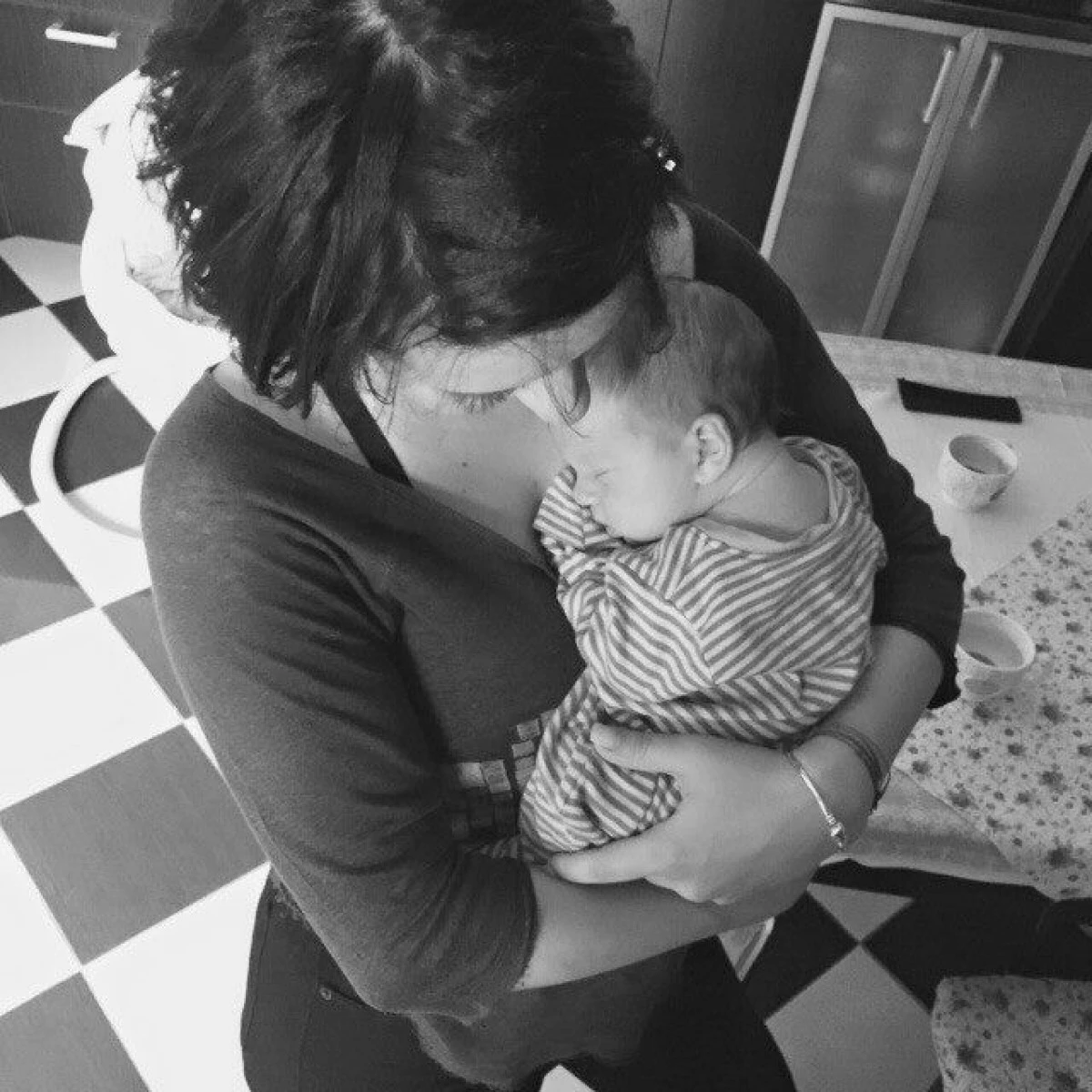 GIULIA, O MAMICA FERICITA! CE MARE SI FRUMUSEL S-A FACUT BAIETELUL EI