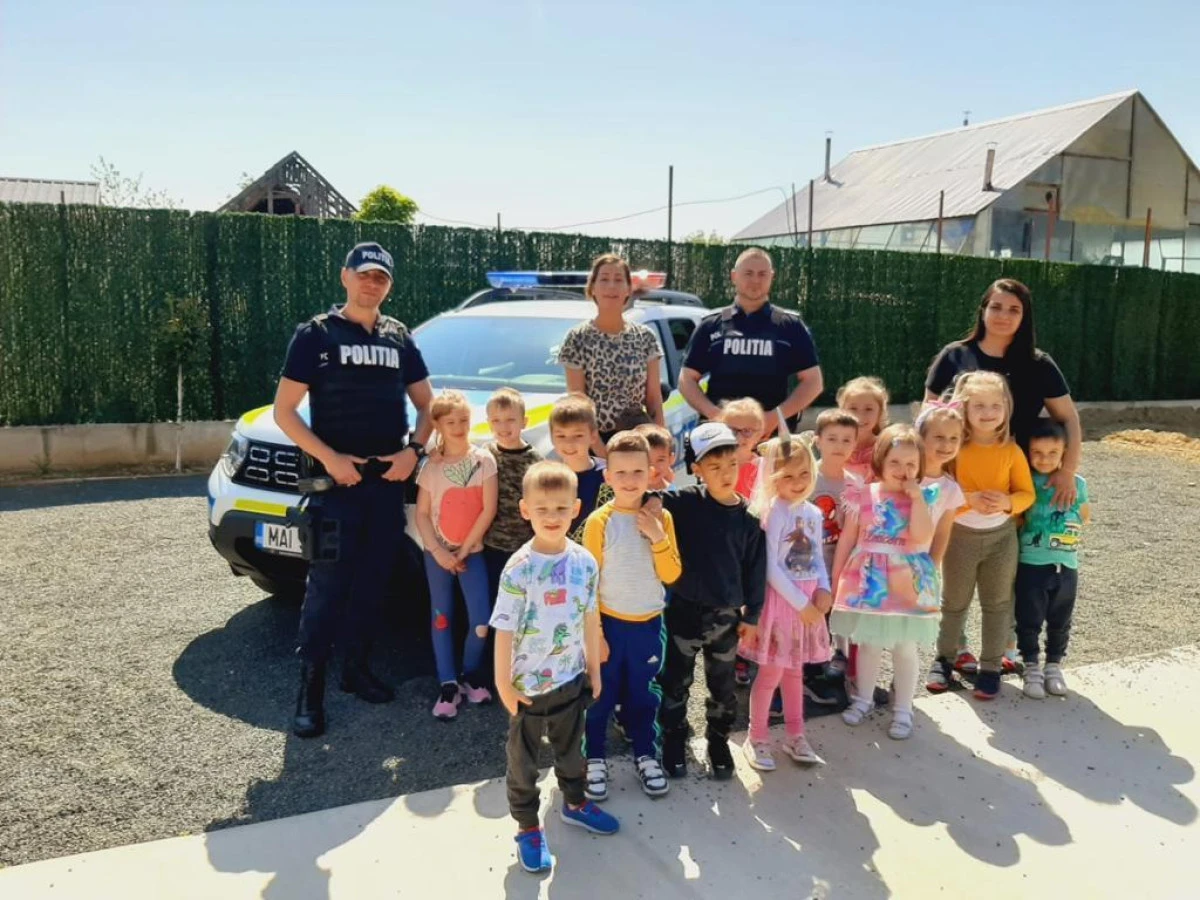 Grădinița Bambi din Mândruloc, luată cu „asalt" de polițiști