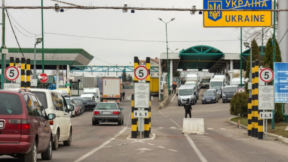 Grănicerii ucraineni au împiedicat peste 20.000 de bărbaţi să plece din ţară