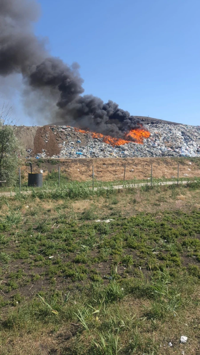 Groapa de gunoi a Aradului, din nou în flăcări