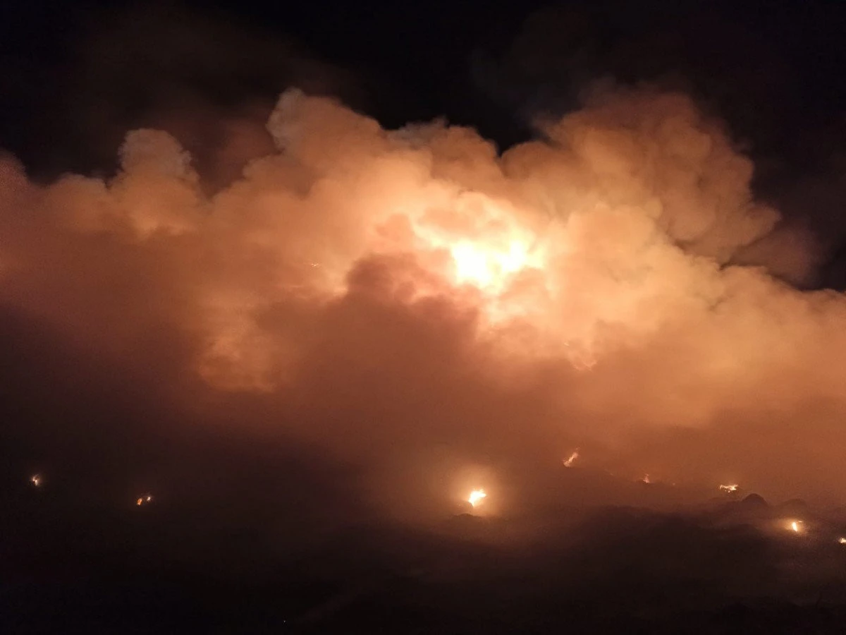 Groapa de gunoi arde în continuare. Pompierii se chinuie de mai bine de 12 ore să stingă incendiul