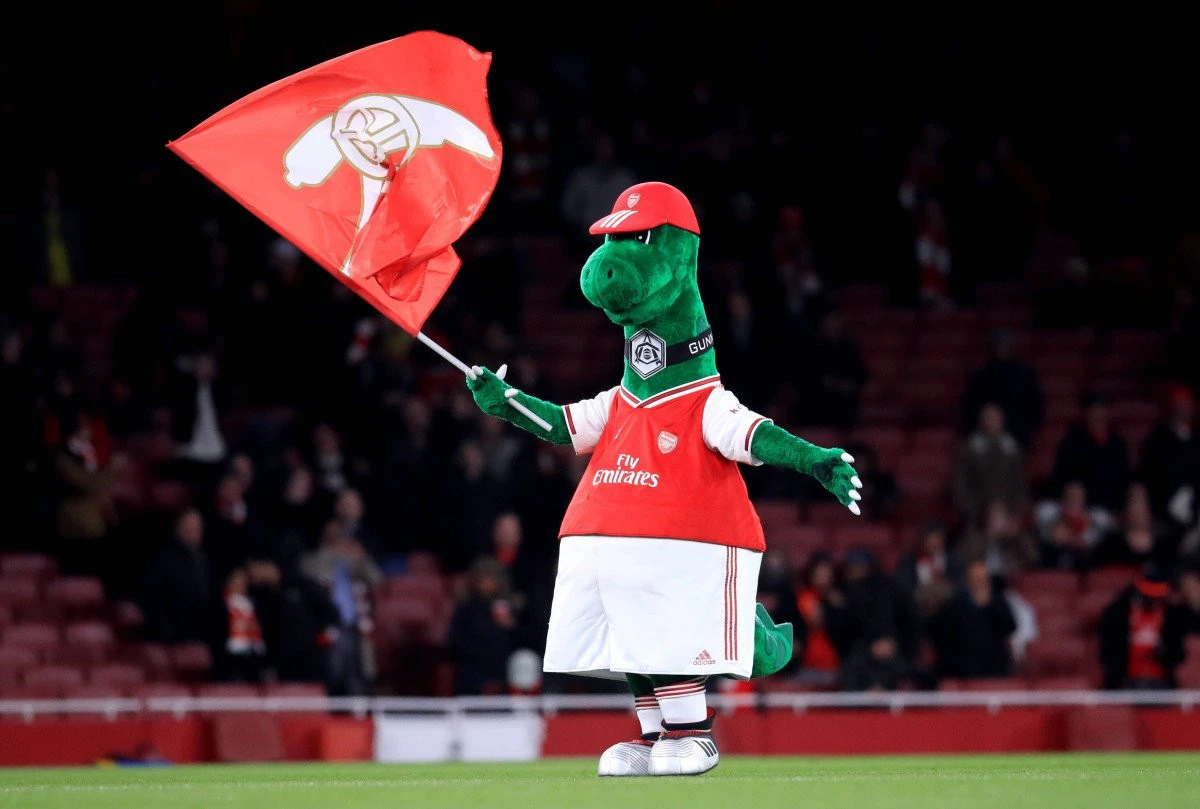 Gunnersaurus: Mesut Ozil se oferă să plătească salariul mascotei lui Arsenal