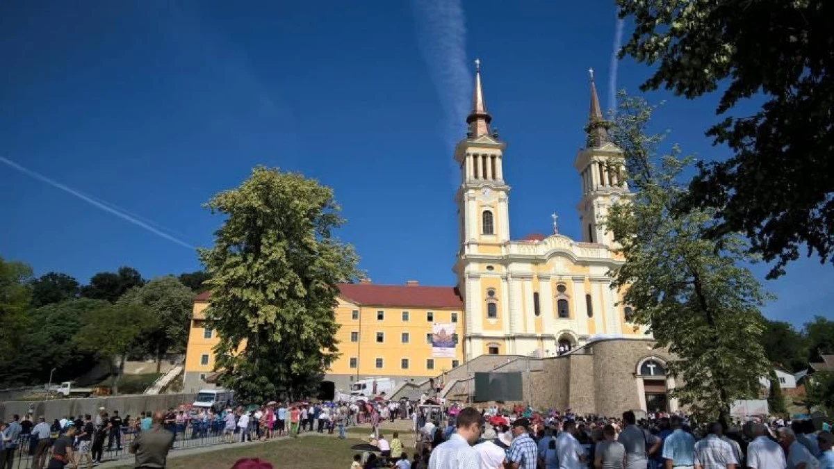 Gunoaiele rămase în podul Basilicii Maria Radna după restaurare, adunate cu ajutorul voluntarilor
