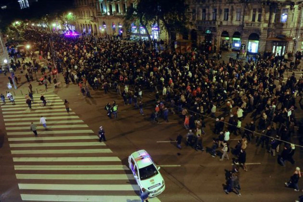 GUVERNUL DE LA BUDAPESTA VREA SA PUNA TAXA PE INTERNET