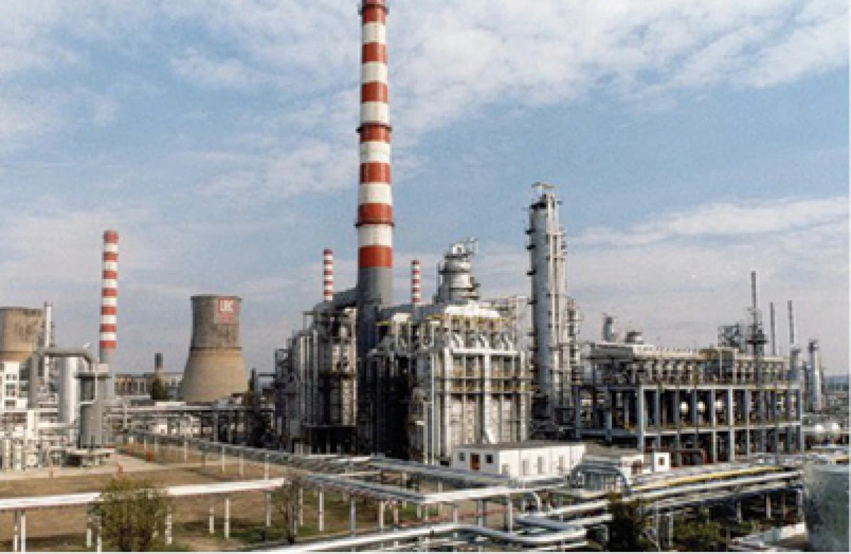 Guvernul ia în calcul redeschiderea unei rafinării. Carburanții s-au scumpit cu aproximativ 50 de bani pe litru