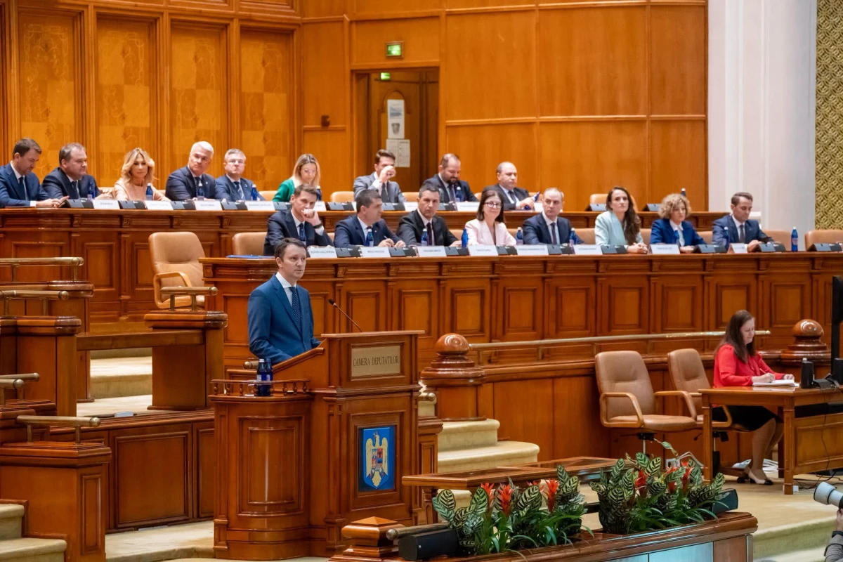 Guvernul Mureșan a fost respins de Parlament. Președintele poate desemna un nou premier sau dizolva Parlamentul
