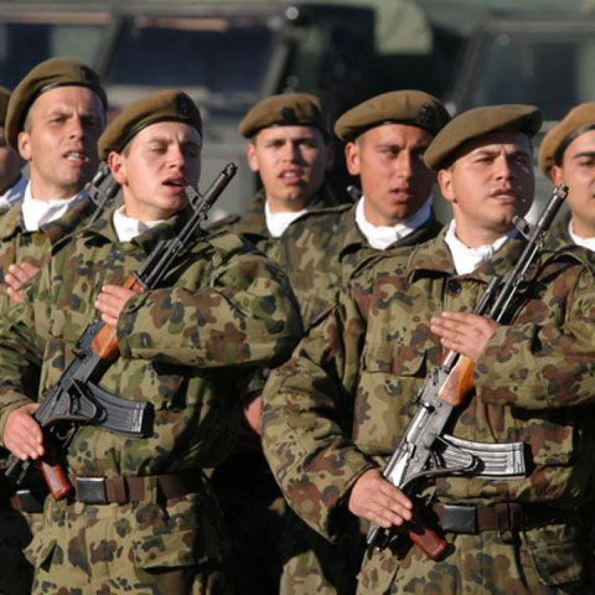 GUVERNUL VREA SA URCE SPORURILE PERSONALULUI MILITAR SI DIN SERVICII SI VENITURILE PROFESORILOR