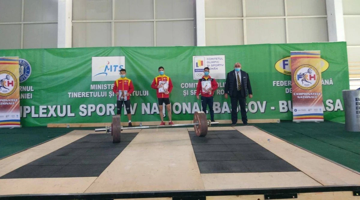 Halterofilul arădean Cosmin Krupla, triplu medaliat naţional de seniori (FOTO)