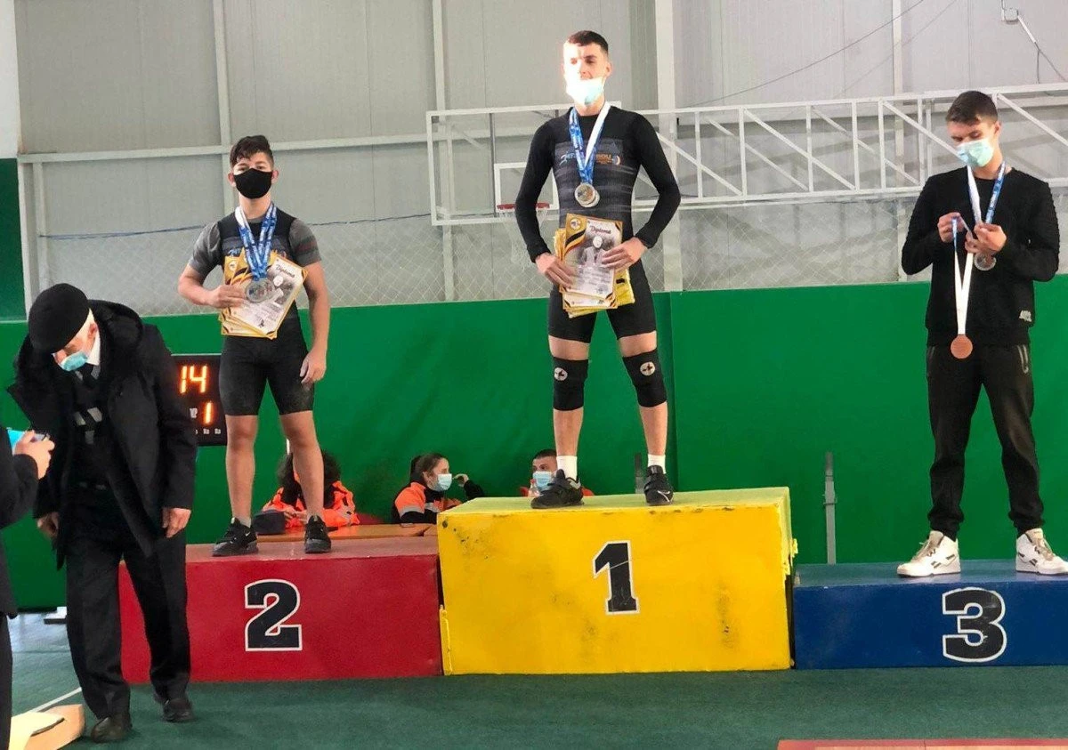 Halterofilul arădean Cristian Molnar este triplu vicecampion naţional de juniori I