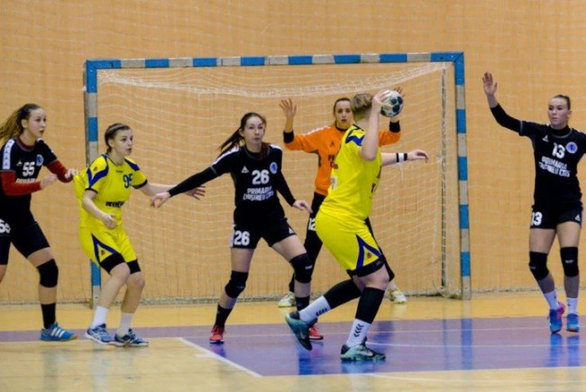 Handbalistele au câştigat duelul vestic de pe semicerc