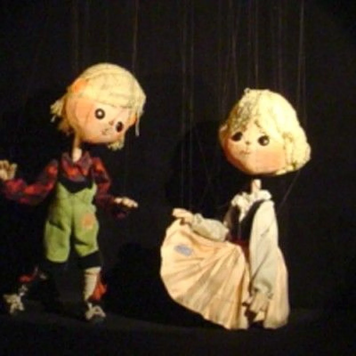 HANSEL SI GRETEL VIN DUMINICA LA TEATRUL DE MARIONETE 