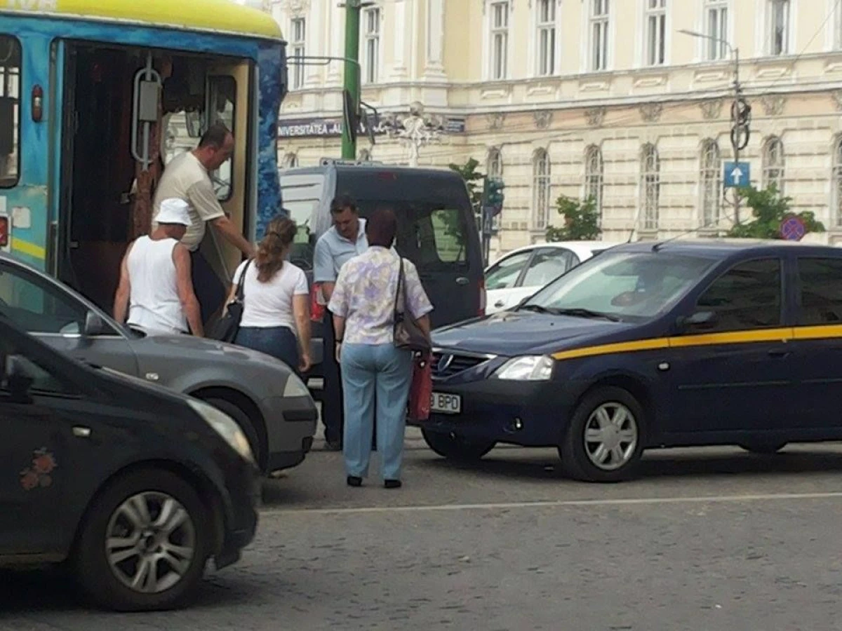 HAOS IN CENTRUL ARADULUI: CIRCULATIA TRAMVAIELOR, BLOCATA DE O MASINA PARCATA AIUREA