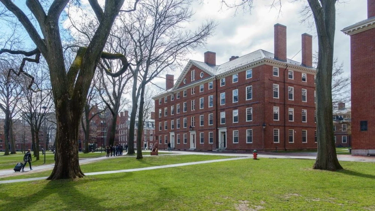 Harvard numește prima persoană de culoare la conducerea prestigioasei instituții