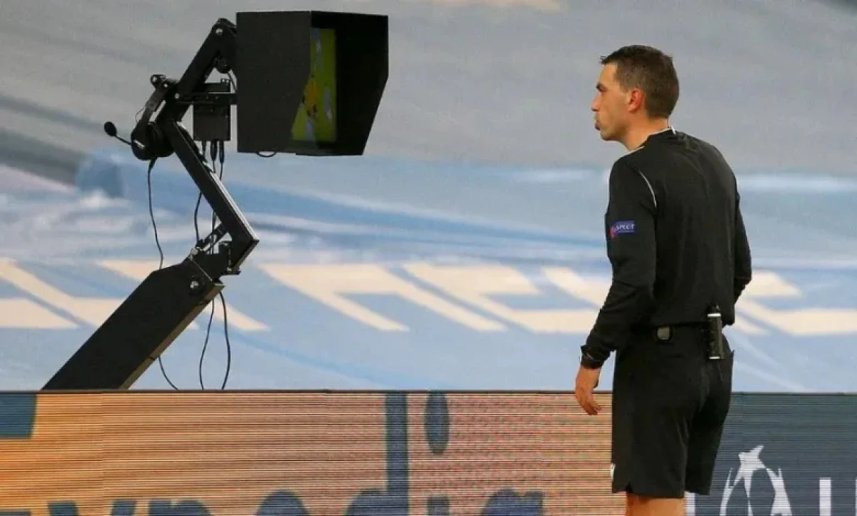 Hațegan a greșit grav în lupta la titlu! Gafa de la Rapid - FCSB îl costă scump pe arădeanul din camera VAR