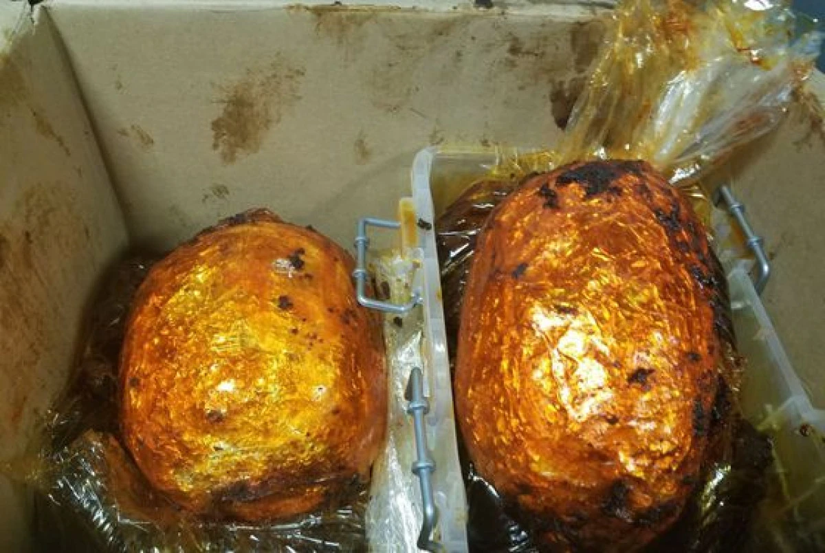 Heroină versus pui la rotisor. Cum a încercat o femeie de 61 de ani să ascundă 4 kg de heroină în avion