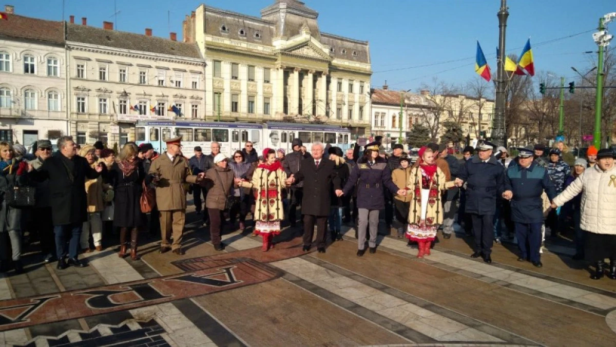 Hora Unirii, jucată pe platoul din fața Palatului Administrativ