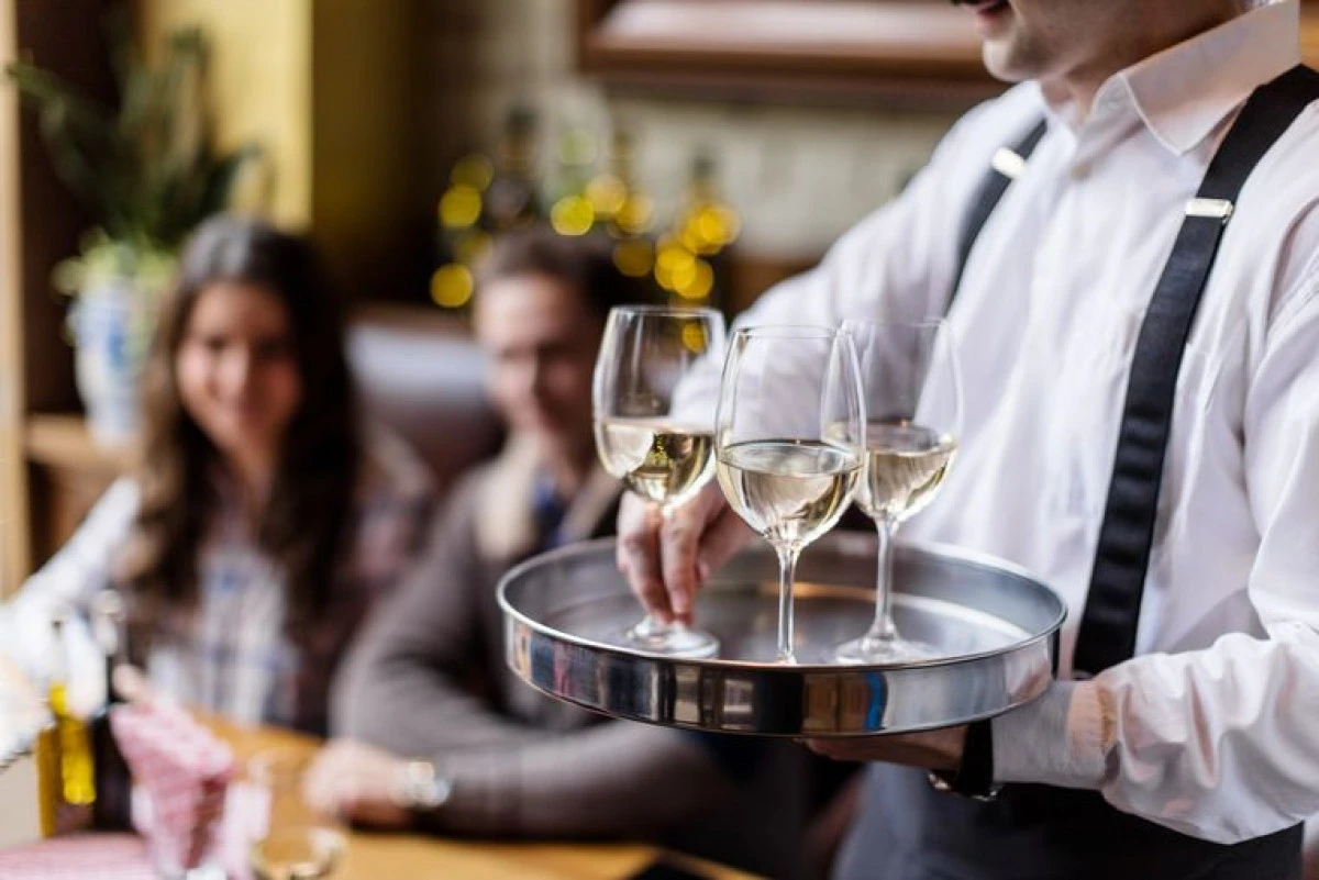 Horeca se redeschide în orașe cu incidență mai mică decât Aradul