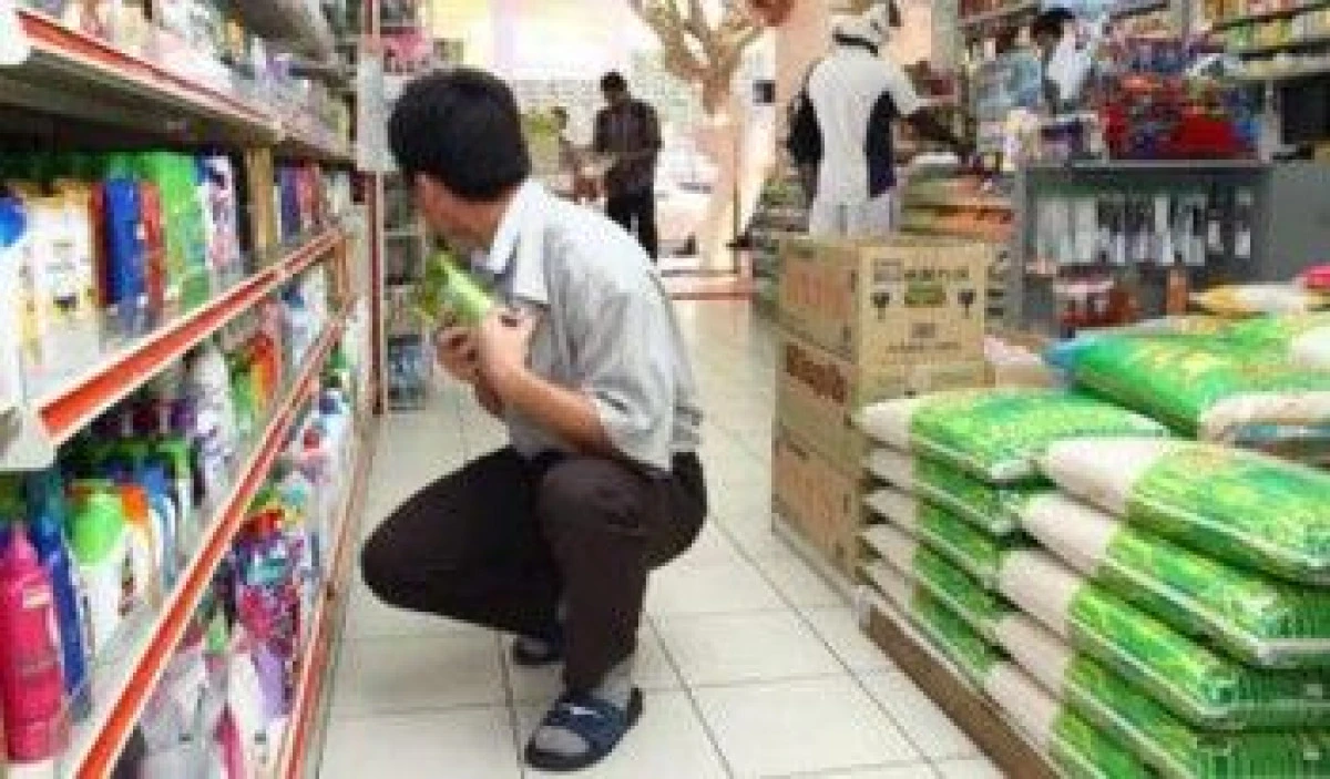 HOT PRINS IN FLAGRANT IN TIMP CE FURA ALIMENTE DINTR-UN SUPERMARKET